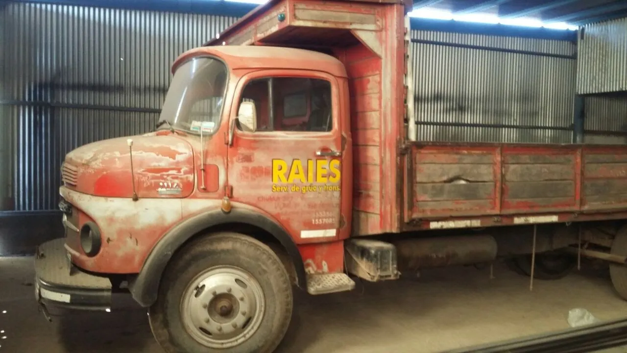 El camión Mercedes 1114 de la firma Raies con el logo pintado — servicio de grúa y transporte