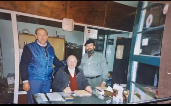Raul Raies con sus hijos Abraham y Alberto en la oficina del local