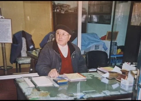 Raul Raies sentado en el escritorio de la oficina del local