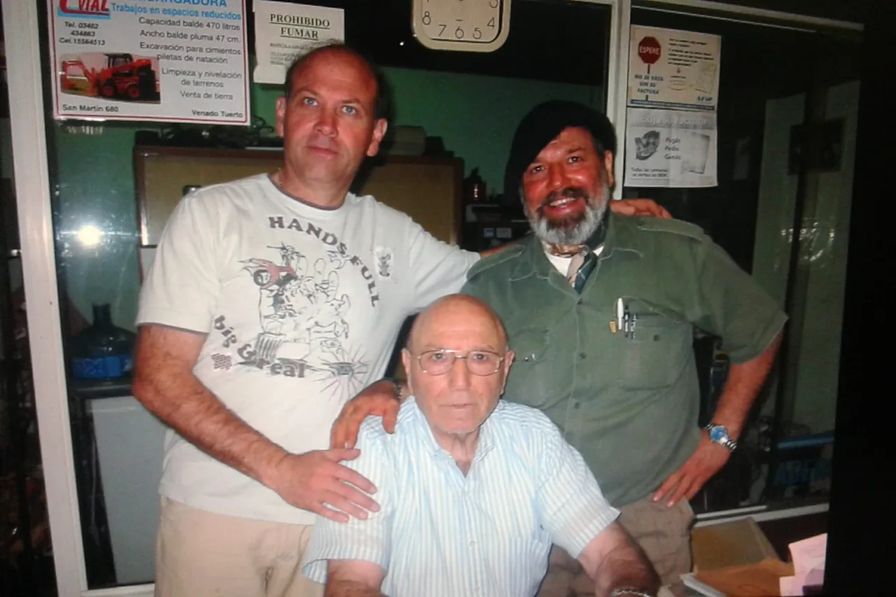 Raul Raies sentado junto a sus hijos Abraham y Alberto en la oficina del local